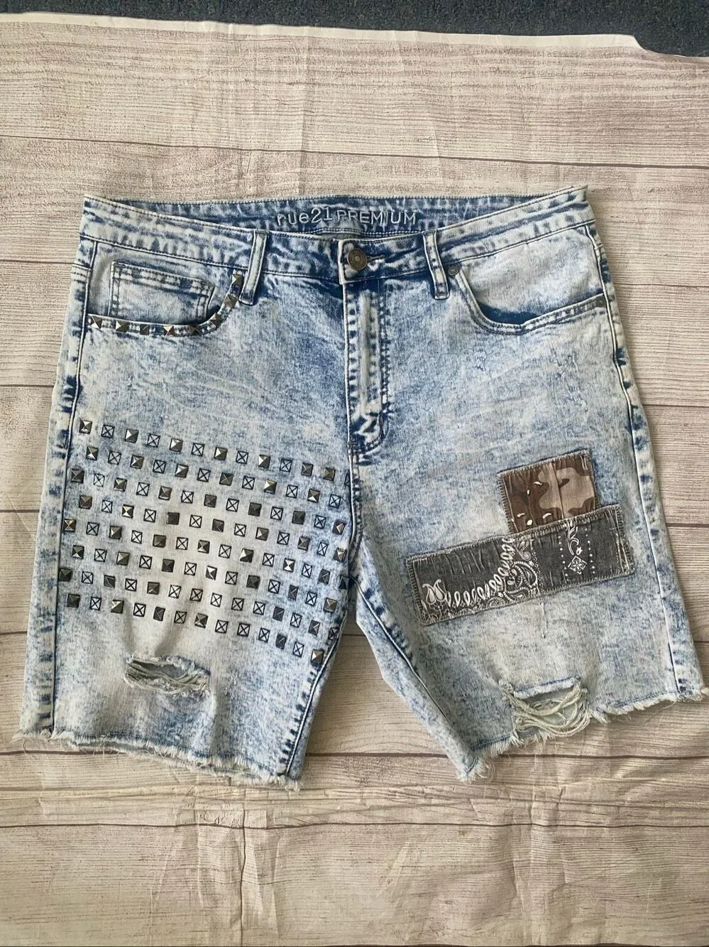 Rue 21 men 36 above the knee supreme flex cotton blend acid wash jean shorts